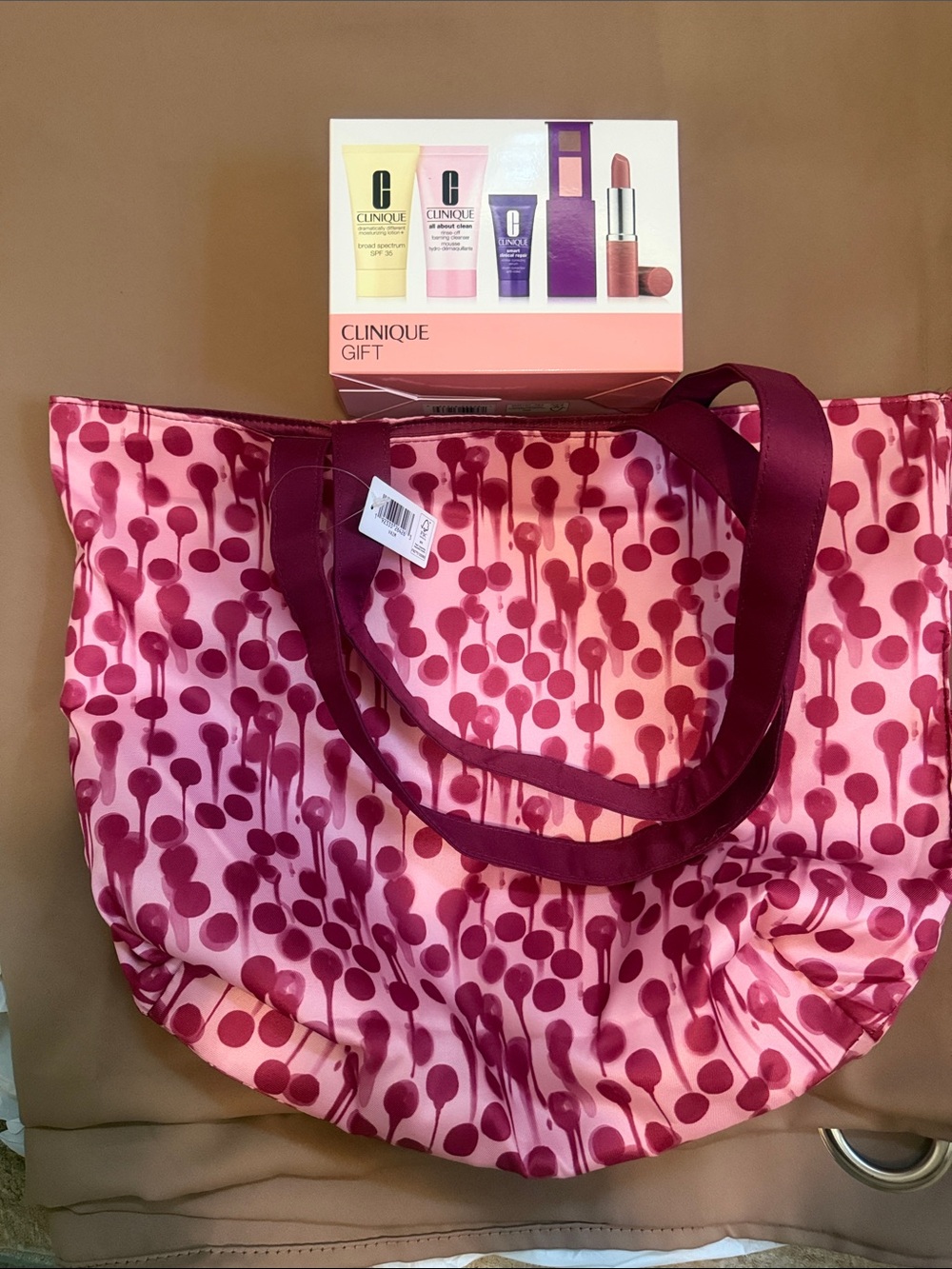 New Clinique Tote & Gift Set